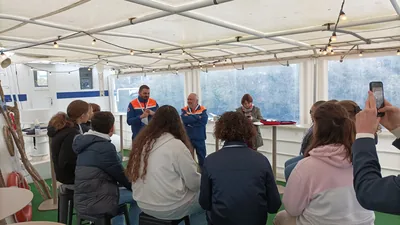 Atelier animé sous le chapiteau installé sur le quai