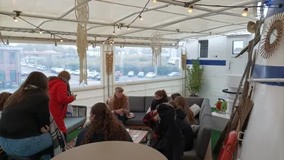 Élèves assis en atelier sous le chapiteau