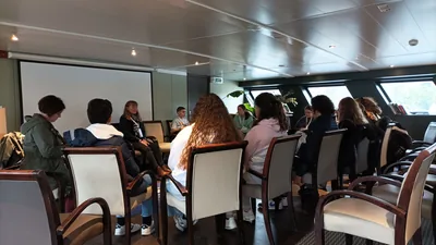 Élèves attentifs face à un écran lors d'un atelier