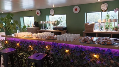 Buffet dressé à bord pour la pause du midi