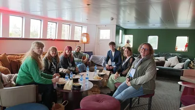 Adultes en discussion autour d'une table basse