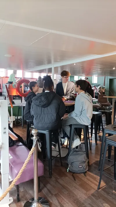 Échanges entre participants sur le pont du bateau