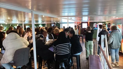 Groupe d'élèves rassemblés à bord du bateau