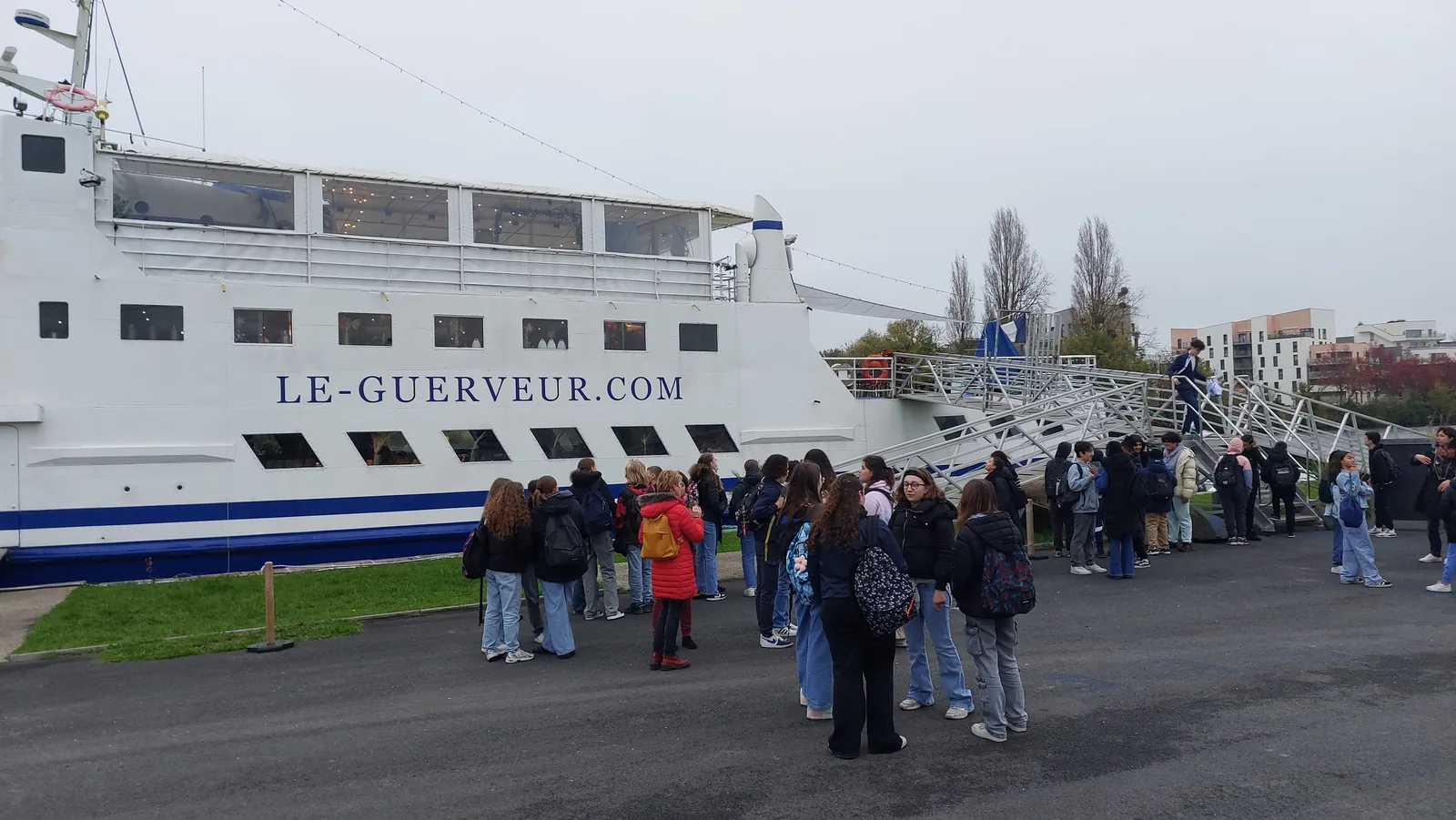 Les élèves font la queue sur le quai pour embarquer à bord du Guerveur