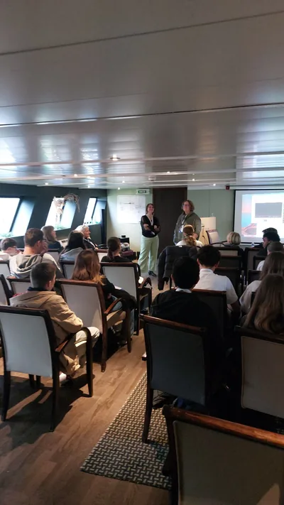 Le salon du bateau en fin de journée