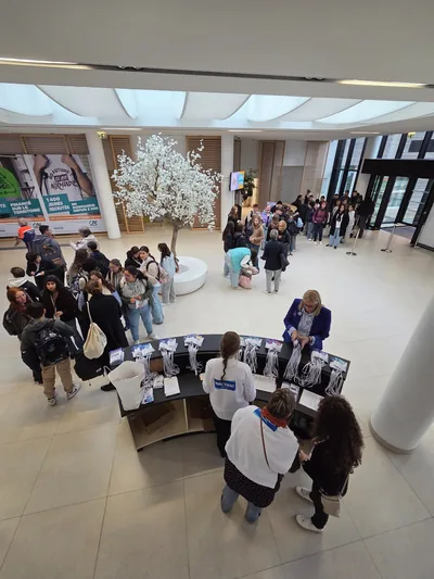 Accueil des participants dans le hall du centre
