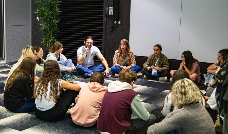 Atelier en cercle, participants assis au sol