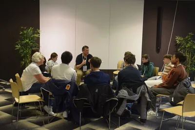 Atelier en cercle autour d'un intervenant
