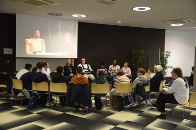 Atelier en salle face à un écran de projection