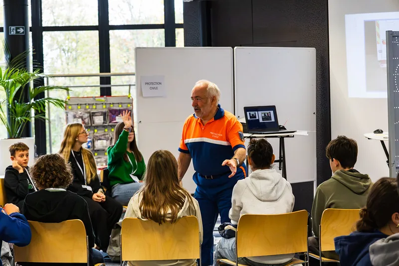 Atelier animé par un intervenant en tenue de la protection civile