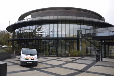 Façade du Centre de Conférence du Crédit Agricole, lieu de l'édition 2025