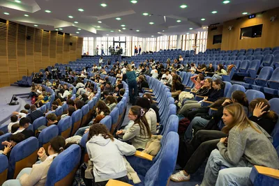 Participants installés dans les gradins