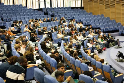 Les gradins de l'amphithéâtre remplis de participants