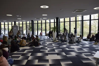 Le hall aménagé en salle de restauration pour la pause déjeuner