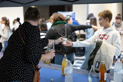 Distribution de boissons et de collations pendant la pause