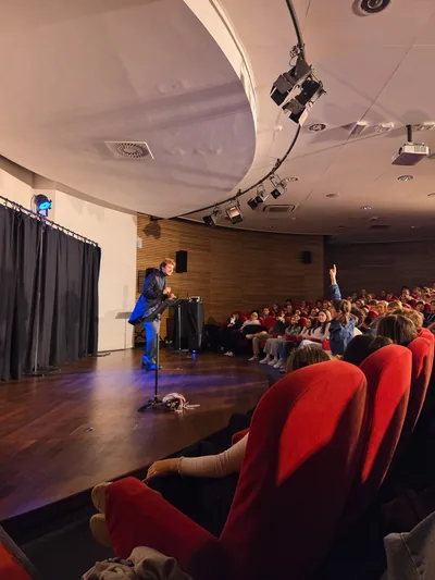 La scène vue depuis les gradins pendant la représentation