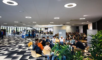 Vue d'ensemble du hall pendant les ateliers